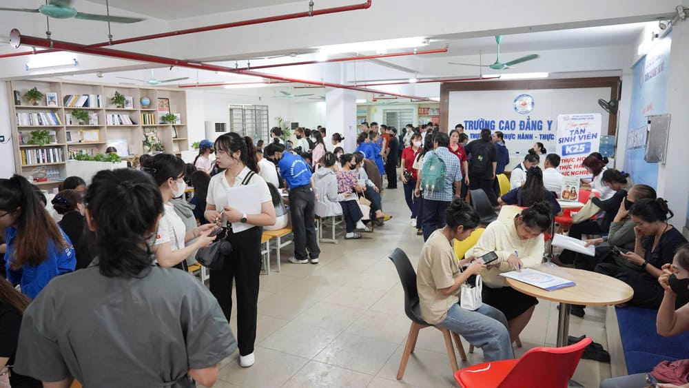 Không khí nhập học tại sảnh tầng 1 Cao đẳng Y Hà Nội